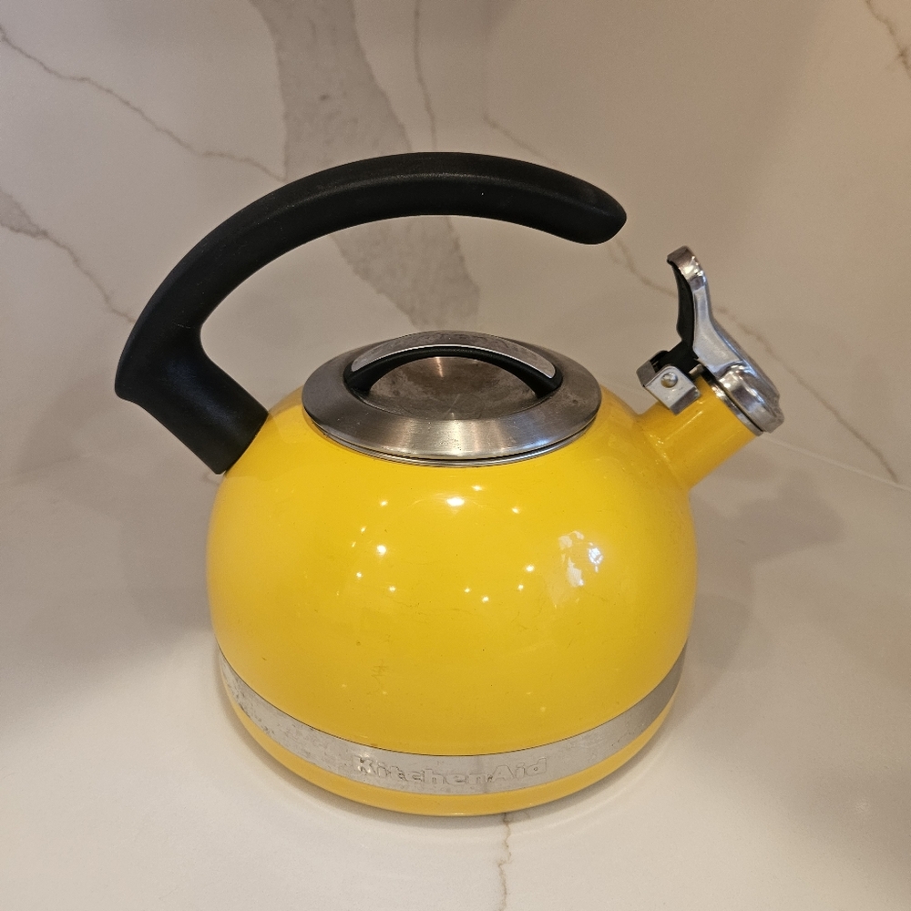 KitchenAid 2.0 Quart Whistling Kettle C Handle Trim Band Citrus Sunrise Yellow